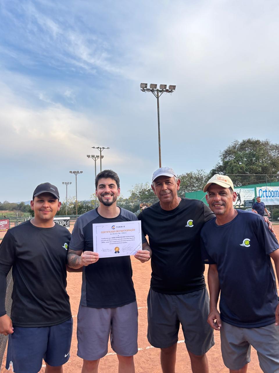 Grupo de alunos da clínica de tênis C-Tennis após o treino