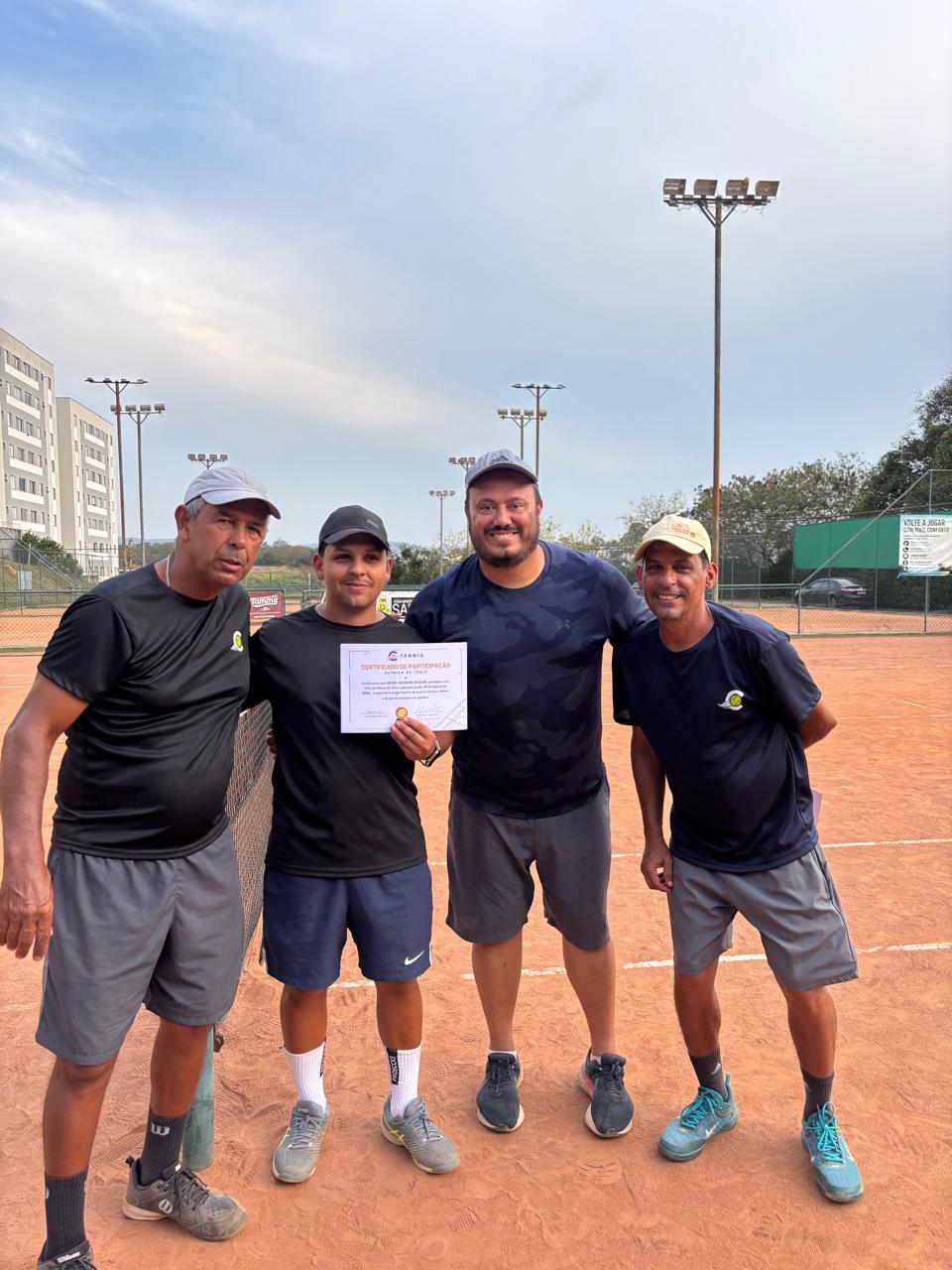Alunos da C-Tennis com certificado de participação na quadra de saibro