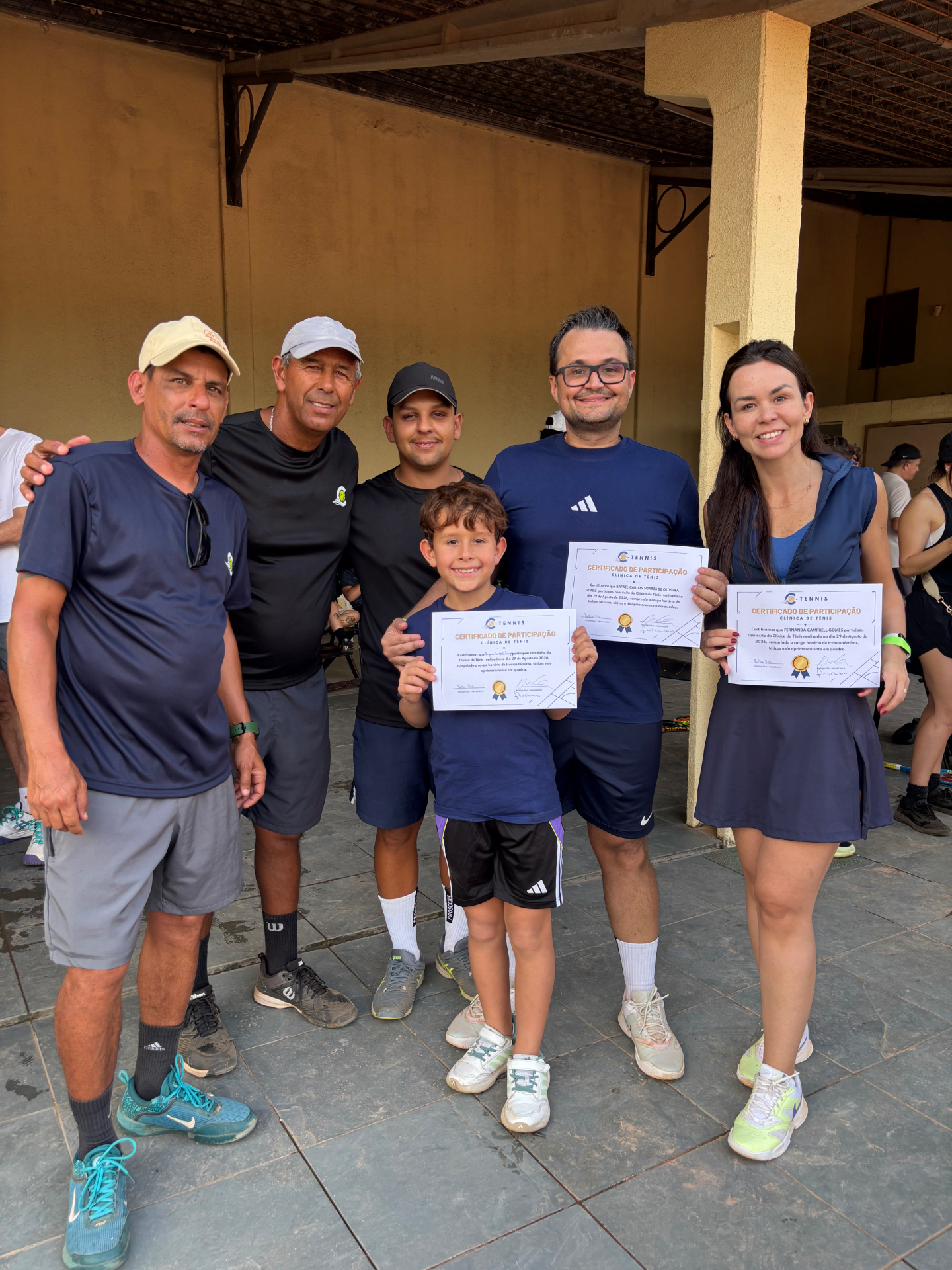 Alunos e família celebrando a entrega dos certificados da C-Tennis